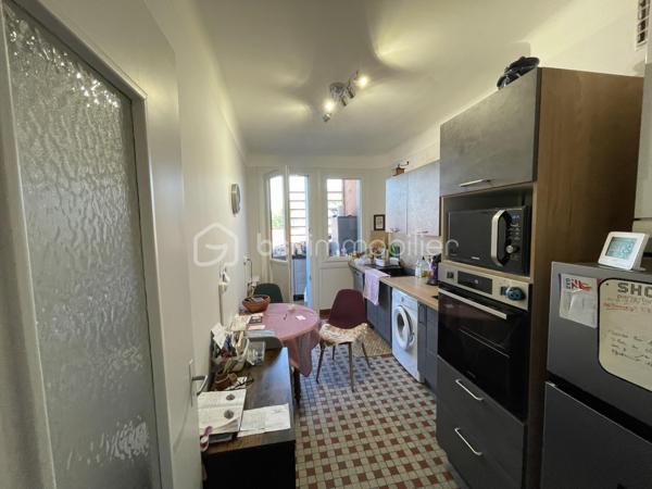 Dans résidence calme et bien habitée, vous n’avez plus qu’à poser vos valises et vos meubles, pour habiter ce superbe T2 traversant composé d’une entrée,  d’un salon salle à manger, d’une grande chambre, d’une salle d’eau, d’un wc séparé, de deux balcons, d’une cave, ainsi que d’un garage privé fermé dans la cour en accès direct.