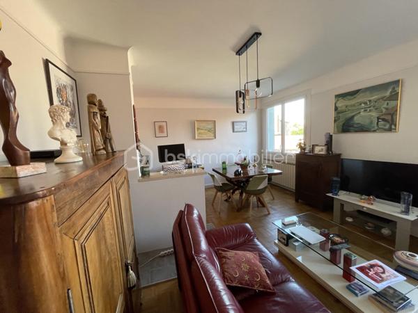 Dans résidence calme et bien habitée, vous n’avez plus qu’à poser vos valises et vos meubles, pour habiter ce superbe T2 traversant composé d’une entrée,  d’un salon salle à manger, d’une grande chambre, d’une salle d’eau, d’un wc séparé, de deux balcons, d’une cave, ainsi que d’un garage privé fermé dans la cour en accès direct.