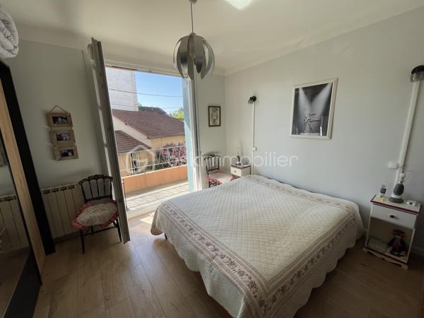 Dans résidence calme et bien habitée, vous n’avez plus qu’à poser vos valises et vos meubles, pour habiter ce superbe T2 traversant composé d’une entrée,  d’un salon salle à manger, d’une grande chambre, d’une salle d’eau, d’un wc séparé, de deux balcons, d’une cave, ainsi que d’un garage privé fermé dans la cour en accès direct.