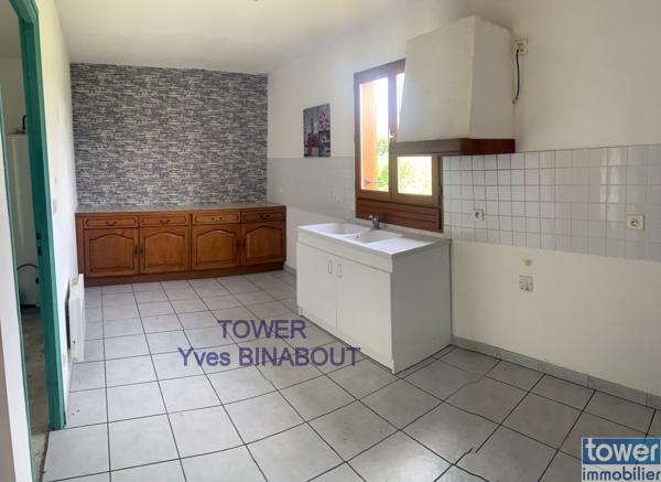 THORS 17160 - Maison 6 piéces de plain pied de 127 m² habitables édifiée sur 1000 m² avec garage.