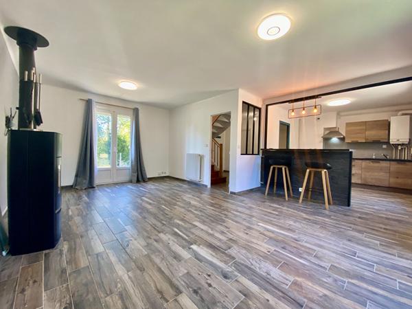 MAISON A VENDRE TRELIVAN  BOURG TOUS COMMERCES,JARDIN, DEUX CHAMBRES, GARAGE