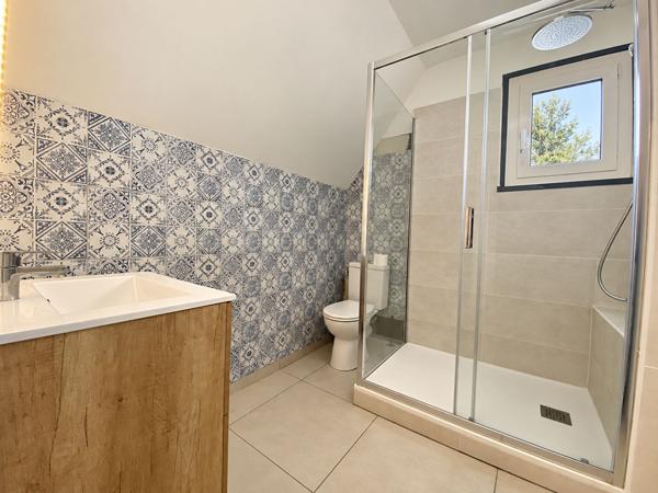 MAISON A VENDRE TRELIVAN  BOURG TOUS COMMERCES,JARDIN, DEUX CHAMBRES, GARAGE