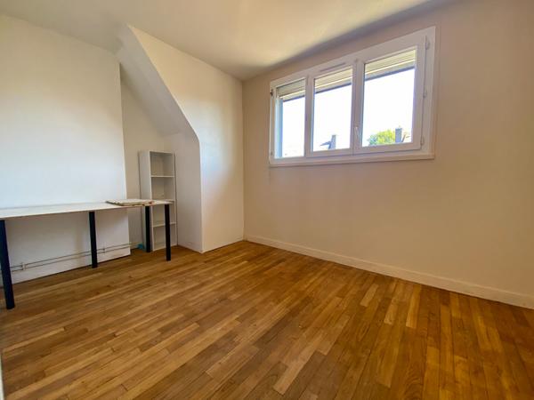 MAISON A VENDRE TRELIVAN  BOURG TOUS COMMERCES,JARDIN, DEUX CHAMBRES, GARAGE