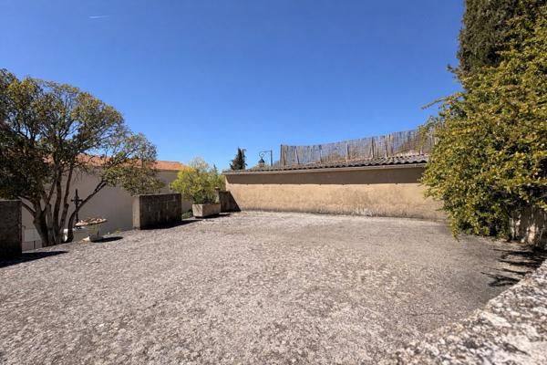 Lot de garages avec potentiel de construction - Cadenet