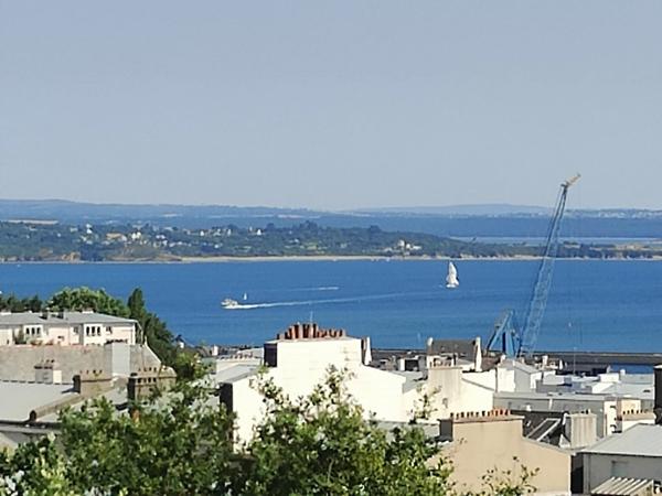 A LOUER STUDIO MEUBLE REFAIT A NEUF VUE MER RIVE DROITE 24 M2 Ne pas manquer