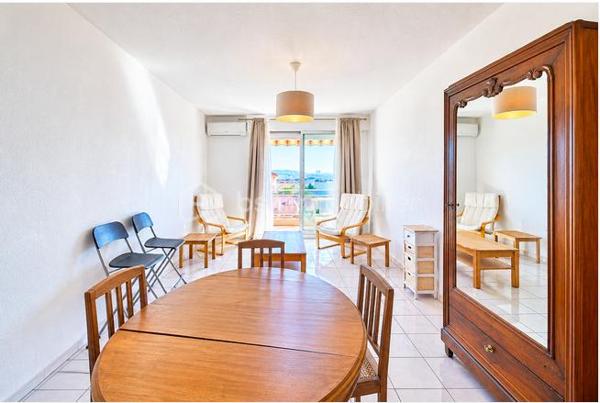 Dans une petite copropriété au calme à Toulon, nous vous proposons ce T2 lumineux avec balcon/terrasse et vue dégagée sur les toits, jusqu'à la mer.

L'appartement s'organise autour d'un séjour de 20,32 m2, prolongé par un balcon/terrasse équipé d'un store banne.
La cuisine séparée et aménagée dispose de son propre accès sur une petite loggia bien pratique pour l'étendage et pour l'électroménager.
La chambre dotée d'un grand placard aménagé ouvre elle aussi sur le balcon du salon et profite de la même vue.
Une salle d'eau et un wc indépendant viennent compléter les atouts de cet appartement.
Une cave vient finaliser le tout.

Important : Le ravalement de la copropriété est en cours et pris en charge par les Vendeurs actuels. Les parties communes sont propres.

Les points forts :
. Balcon/Terrasse avec store banne et vue dégagée et petit aperçu mer ;
. Climatisation réversible dans la pièce de vie et la chambre ;
. Double vitrage et volets roulants
. Cuisine séparée aménagée avec loggia de service
. Placard aménagé dans la chambre
. Cave

La location d'un garage ou d'une place de parking est possible dans l'impasse.

Une copropriété à taille humaine dans un quartier calme et résidentiel, à proximité immédiate des commerces, des écoles et des axes vers le centre ville et l'autoroute.
Le bien peut être vendu meublé.

N'hésitez pas à nous solliciter. Nous restons disponibles 7 jours sur 7 pour organiser les visites.