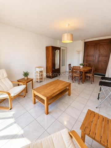 Dans une petite copropriété au calme à Toulon, nous vous proposons ce T2 lumineux avec balcon/terrasse et vue dégagée sur les toits, jusqu'à la mer.

L'appartement s'organise autour d'un séjour de 20,32 m2, prolongé par un balcon/terrasse équipé d'un store banne.
La cuisine séparée et aménagée dispose de son propre accès sur une petite loggia bien pratique pour l'étendage et pour l'électroménager.
La chambre dotée d'un grand placard aménagé ouvre elle aussi sur le balcon du salon et profite de la même vue.
Une salle d'eau et un wc indépendant viennent compléter les atouts de cet appartement.
Une cave vient finaliser le tout.

Important : Le ravalement de la copropriété est en cours et pris en charge par les Vendeurs actuels. Les parties communes sont propres.

Les points forts :
. Balcon/Terrasse avec store banne et vue dégagée et petit aperçu mer ;
. Climatisation réversible dans la pièce de vie et la chambre ;
. Double vitrage et volets roulants
. Cuisine séparée aménagée avec loggia de service
. Placard aménagé dans la chambre
. Cave

La location d'un garage ou d'une place de parking est possible dans l'impasse.

Une copropriété à taille humaine dans un quartier calme et résidentiel, à proximité immédiate des commerces, des écoles et des axes vers le centre ville et l'autoroute.
Le bien peut être vendu meublé.

N'hésitez pas à nous solliciter. Nous restons disponibles 7 jours sur 7 pour organiser les visites.