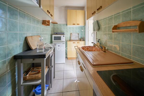 Dans une petite copropriété au calme à Toulon, nous vous proposons ce T2 lumineux avec balcon/terrasse et vue dégagée sur les toits, jusqu'à la mer.

L'appartement s'organise autour d'un séjour de 20,32 m2, prolongé par un balcon/terrasse équipé d'un store banne.
La cuisine séparée et aménagée dispose de son propre accès sur une petite loggia bien pratique pour l'étendage et pour l'électroménager.
La chambre dotée d'un grand placard aménagé ouvre elle aussi sur le balcon du salon et profite de la même vue.
Une salle d'eau et un wc indépendant viennent compléter les atouts de cet appartement.
Une cave vient finaliser le tout.

Important : Le ravalement de la copropriété est en cours et pris en charge par les Vendeurs actuels. Les parties communes sont propres.

Les points forts :
. Balcon/Terrasse avec store banne et vue dégagée et petit aperçu mer ;
. Climatisation réversible dans la pièce de vie et la chambre ;
. Double vitrage et volets roulants
. Cuisine séparée aménagée avec loggia de service
. Placard aménagé dans la chambre
. Cave

La location d'un garage ou d'une place de parking est possible dans l'impasse.

Une copropriété à taille humaine dans un quartier calme et résidentiel, à proximité immédiate des commerces, des écoles et des axes vers le centre ville et l'autoroute.
Le bien peut être vendu meublé.

N'hésitez pas à nous solliciter. Nous restons disponibles 7 jours sur 7 pour organiser les visites.