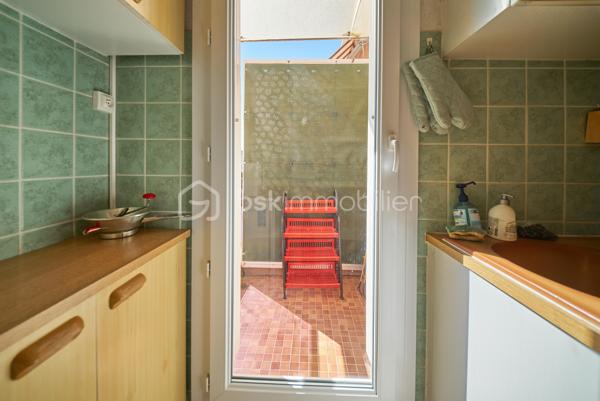 Dans une petite copropriété au calme à Toulon, nous vous proposons ce T2 lumineux avec balcon/terrasse et vue dégagée sur les toits, jusqu'à la mer.

L'appartement s'organise autour d'un séjour de 20,32 m2, prolongé par un balcon/terrasse équipé d'un store banne.
La cuisine séparée et aménagée dispose de son propre accès sur une petite loggia bien pratique pour l'étendage et pour l'électroménager.
La chambre dotée d'un grand placard aménagé ouvre elle aussi sur le balcon du salon et profite de la même vue.
Une salle d'eau et un wc indépendant viennent compléter les atouts de cet appartement.
Une cave vient finaliser le tout.

Important : Le ravalement de la copropriété est en cours et pris en charge par les Vendeurs actuels. Les parties communes sont propres.

Les points forts :
. Balcon/Terrasse avec store banne et vue dégagée et petit aperçu mer ;
. Climatisation réversible dans la pièce de vie et la chambre ;
. Double vitrage et volets roulants
. Cuisine séparée aménagée avec loggia de service
. Placard aménagé dans la chambre
. Cave

La location d'un garage ou d'une place de parking est possible dans l'impasse.

Une copropriété à taille humaine dans un quartier calme et résidentiel, à proximité immédiate des commerces, des écoles et des axes vers le centre ville et l'autoroute.
Le bien peut être vendu meublé.

N'hésitez pas à nous solliciter. Nous restons disponibles 7 jours sur 7 pour organiser les visites.