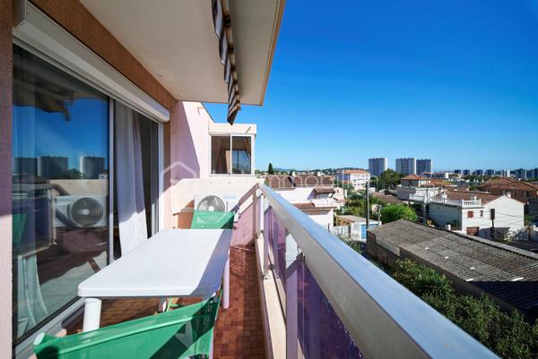Dans une petite copropriété au calme à Toulon, nous vous proposons ce T2 lumineux avec balcon/terrasse et vue dégagée sur les toits, jusqu'à la mer.

L'appartement s'organise autour d'un séjour de 20,32 m2, prolongé par un balcon/terrasse équipé d'un store banne.
La cuisine séparée et aménagée dispose de son propre accès sur une petite loggia bien pratique pour l'étendage et pour l'électroménager.
La chambre dotée d'un grand placard aménagé ouvre elle aussi sur le balcon du salon et profite de la même vue.
Une salle d'eau et un wc indépendant viennent compléter les atouts de cet appartement.
Une cave vient finaliser le tout.

Important : Le ravalement de la copropriété est en cours et pris en charge par les Vendeurs actuels. Les parties communes sont propres.

Les points forts :
. Balcon/Terrasse avec store banne et vue dégagée et petit aperçu mer ;
. Climatisation réversible dans la pièce de vie et la chambre ;
. Double vitrage et volets roulants
. Cuisine séparée aménagée avec loggia de service
. Placard aménagé dans la chambre
. Cave

La location d'un garage ou d'une place de parking est possible dans l'impasse.

Une copropriété à taille humaine dans un quartier calme et résidentiel, à proximité immédiate des commerces, des écoles et des axes vers le centre ville et l'autoroute.
Le bien peut être vendu meublé.

N'hésitez pas à nous solliciter. Nous restons disponibles 7 jours sur 7 pour organiser les visites.