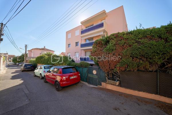 Dans une petite copropriété au calme à Toulon, nous vous proposons ce T2 lumineux avec balcon/terrasse et vue dégagée sur les toits, jusqu'à la mer.

L'appartement s'organise autour d'un séjour de 20,32 m2, prolongé par un balcon/terrasse équipé d'un store banne.
La cuisine séparée et aménagée dispose de son propre accès sur une petite loggia bien pratique pour l'étendage et pour l'électroménager.
La chambre dotée d'un grand placard aménagé ouvre elle aussi sur le balcon du salon et profite de la même vue.
Une salle d'eau et un wc indépendant viennent compléter les atouts de cet appartement.
Une cave vient finaliser le tout.

Important : Le ravalement de la copropriété est en cours et pris en charge par les Vendeurs actuels. Les parties communes sont propres.

Les points forts :
. Balcon/Terrasse avec store banne et vue dégagée et petit aperçu mer ;
. Climatisation réversible dans la pièce de vie et la chambre ;
. Double vitrage et volets roulants
. Cuisine séparée aménagée avec loggia de service
. Placard aménagé dans la chambre
. Cave

La location d'un garage ou d'une place de parking est possible dans l'impasse.

Une copropriété à taille humaine dans un quartier calme et résidentiel, à proximité immédiate des commerces, des écoles et des axes vers le centre ville et l'autoroute.
Le bien peut être vendu meublé.

N'hésitez pas à nous solliciter. Nous restons disponibles 7 jours sur 7 pour organiser les visites.