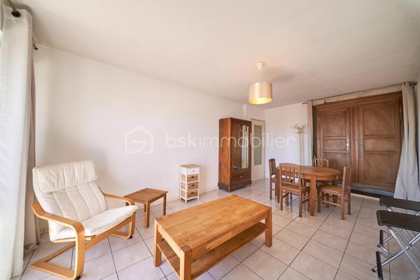 Dans une petite copropriété au calme à Toulon, nous vous proposons ce T2 lumineux avec balcon/terrasse et vue dégagée sur les toits, jusqu'à la mer.

L'appartement s'organise autour d'un séjour de 20,32 m2, prolongé par un balcon/terrasse équipé d'un store banne.
La cuisine séparée et aménagée dispose de son propre accès sur une petite loggia bien pratique pour l'étendage et pour l'électroménager.
La chambre dotée d'un grand placard aménagé ouvre elle aussi sur le balcon du salon et profite de la même vue.
Une salle d'eau et un wc indépendant viennent compléter les atouts de cet appartement.
Une cave vient finaliser le tout.

Important : Le ravalement de la copropriété est en cours et pris en charge par les Vendeurs actuels. Les parties communes sont propres.

Les points forts :
. Balcon/Terrasse avec store banne et vue dégagée et petit aperçu mer ;
. Climatisation réversible dans la pièce de vie et la chambre ;
. Double vitrage et volets roulants
. Cuisine séparée aménagée avec loggia de service
. Placard aménagé dans la chambre
. Cave

La location d'un garage ou d'une place de parking est possible dans l'impasse.

Une copropriété à taille humaine dans un quartier calme et résidentiel, à proximité immédiate des commerces, des écoles et des axes vers le centre ville et l'autoroute.
Le bien peut être vendu meublé.

N'hésitez pas à nous solliciter. Nous restons disponibles 7 jours sur 7 pour organiser les visites.
