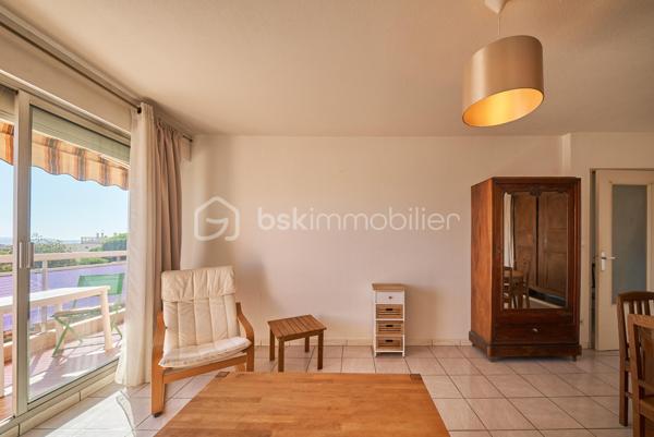 Dans une petite copropriété au calme à Toulon, nous vous proposons ce T2 lumineux avec balcon/terrasse et vue dégagée sur les toits, jusqu'à la mer.

L'appartement s'organise autour d'un séjour de 20,32 m2, prolongé par un balcon/terrasse équipé d'un store banne.
La cuisine séparée et aménagée dispose de son propre accès sur une petite loggia bien pratique pour l'étendage et pour l'électroménager.
La chambre dotée d'un grand placard aménagé ouvre elle aussi sur le balcon du salon et profite de la même vue.
Une salle d'eau et un wc indépendant viennent compléter les atouts de cet appartement.
Une cave vient finaliser le tout.

Important : Le ravalement de la copropriété est en cours et pris en charge par les Vendeurs actuels. Les parties communes sont propres.

Les points forts :
. Balcon/Terrasse avec store banne et vue dégagée et petit aperçu mer ;
. Climatisation réversible dans la pièce de vie et la chambre ;
. Double vitrage et volets roulants
. Cuisine séparée aménagée avec loggia de service
. Placard aménagé dans la chambre
. Cave

La location d'un garage ou d'une place de parking est possible dans l'impasse.

Une copropriété à taille humaine dans un quartier calme et résidentiel, à proximité immédiate des commerces, des écoles et des axes vers le centre ville et l'autoroute.
Le bien peut être vendu meublé.

N'hésitez pas à nous solliciter. Nous restons disponibles 7 jours sur 7 pour organiser les visites.