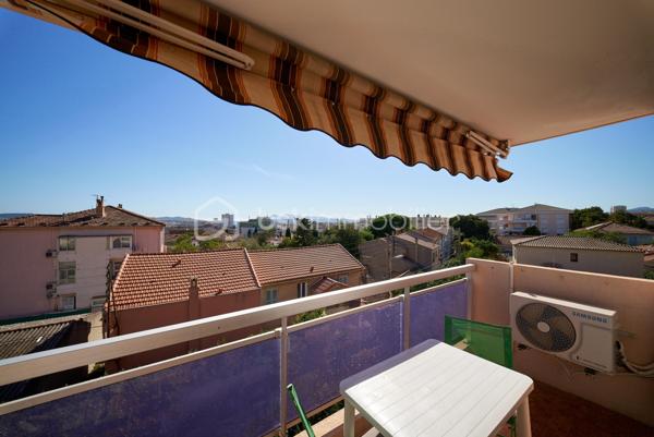 Dans une petite copropriété au calme à Toulon, nous vous proposons ce T2 lumineux avec balcon/terrasse et vue dégagée sur les toits, jusqu'à la mer.

L'appartement s'organise autour d'un séjour de 20,32 m2, prolongé par un balcon/terrasse équipé d'un store banne.
La cuisine séparée et aménagée dispose de son propre accès sur une petite loggia bien pratique pour l'étendage et pour l'électroménager.
La chambre dotée d'un grand placard aménagé ouvre elle aussi sur le balcon du salon et profite de la même vue.
Une salle d'eau et un wc indépendant viennent compléter les atouts de cet appartement.
Une cave vient finaliser le tout.

Important : Le ravalement de la copropriété est en cours et pris en charge par les Vendeurs actuels. Les parties communes sont propres.

Les points forts :
. Balcon/Terrasse avec store banne et vue dégagée et petit aperçu mer ;
. Climatisation réversible dans la pièce de vie et la chambre ;
. Double vitrage et volets roulants
. Cuisine séparée aménagée avec loggia de service
. Placard aménagé dans la chambre
. Cave

La location d'un garage ou d'une place de parking est possible dans l'impasse.

Une copropriété à taille humaine dans un quartier calme et résidentiel, à proximité immédiate des commerces, des écoles et des axes vers le centre ville et l'autoroute.
Le bien peut être vendu meublé.

N'hésitez pas à nous solliciter. Nous restons disponibles 7 jours sur 7 pour organiser les visites.