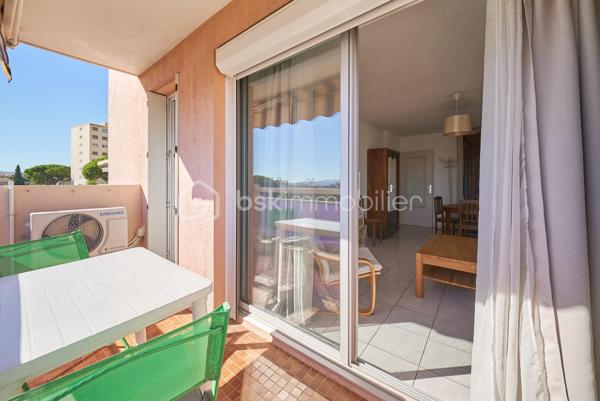 Dans une petite copropriété au calme à Toulon, nous vous proposons ce T2 lumineux avec balcon/terrasse et vue dégagée sur les toits, jusqu'à la mer.

L'appartement s'organise autour d'un séjour de 20,32 m2, prolongé par un balcon/terrasse équipé d'un store banne.
La cuisine séparée et aménagée dispose de son propre accès sur une petite loggia bien pratique pour l'étendage et pour l'électroménager.
La chambre dotée d'un grand placard aménagé ouvre elle aussi sur le balcon du salon et profite de la même vue.
Une salle d'eau et un wc indépendant viennent compléter les atouts de cet appartement.
Une cave vient finaliser le tout.

Important : Le ravalement de la copropriété est en cours et pris en charge par les Vendeurs actuels. Les parties communes sont propres.

Les points forts :
. Balcon/Terrasse avec store banne et vue dégagée et petit aperçu mer ;
. Climatisation réversible dans la pièce de vie et la chambre ;
. Double vitrage et volets roulants
. Cuisine séparée aménagée avec loggia de service
. Placard aménagé dans la chambre
. Cave

La location d'un garage ou d'une place de parking est possible dans l'impasse.

Une copropriété à taille humaine dans un quartier calme et résidentiel, à proximité immédiate des commerces, des écoles et des axes vers le centre ville et l'autoroute.
Le bien peut être vendu meublé.

N'hésitez pas à nous solliciter. Nous restons disponibles 7 jours sur 7 pour organiser les visites.