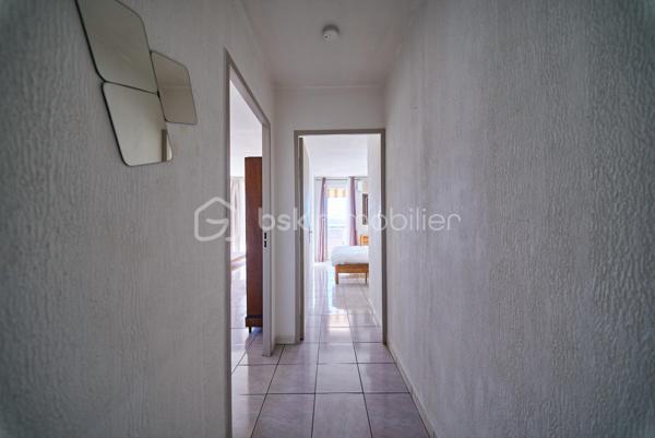 Dans une petite copropriété au calme à Toulon, nous vous proposons ce T2 lumineux avec balcon/terrasse et vue dégagée sur les toits, jusqu'à la mer.

L'appartement s'organise autour d'un séjour de 20,32 m2, prolongé par un balcon/terrasse équipé d'un store banne.
La cuisine séparée et aménagée dispose de son propre accès sur une petite loggia bien pratique pour l'étendage et pour l'électroménager.
La chambre dotée d'un grand placard aménagé ouvre elle aussi sur le balcon du salon et profite de la même vue.
Une salle d'eau et un wc indépendant viennent compléter les atouts de cet appartement.
Une cave vient finaliser le tout.

Important : Le ravalement de la copropriété est en cours et pris en charge par les Vendeurs actuels. Les parties communes sont propres.

Les points forts :
. Balcon/Terrasse avec store banne et vue dégagée et petit aperçu mer ;
. Climatisation réversible dans la pièce de vie et la chambre ;
. Double vitrage et volets roulants
. Cuisine séparée aménagée avec loggia de service
. Placard aménagé dans la chambre
. Cave

La location d'un garage ou d'une place de parking est possible dans l'impasse.

Une copropriété à taille humaine dans un quartier calme et résidentiel, à proximité immédiate des commerces, des écoles et des axes vers le centre ville et l'autoroute.
Le bien peut être vendu meublé.

N'hésitez pas à nous solliciter. Nous restons disponibles 7 jours sur 7 pour organiser les visites.