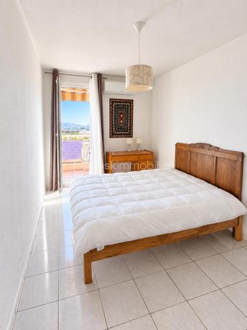Dans une petite copropriété au calme à Toulon, nous vous proposons ce T2 lumineux avec balcon/terrasse et vue dégagée sur les toits, jusqu'à la mer.

L'appartement s'organise autour d'un séjour de 20,32 m2, prolongé par un balcon/terrasse équipé d'un store banne.
La cuisine séparée et aménagée dispose de son propre accès sur une petite loggia bien pratique pour l'étendage et pour l'électroménager.
La chambre dotée d'un grand placard aménagé ouvre elle aussi sur le balcon du salon et profite de la même vue.
Une salle d'eau et un wc indépendant viennent compléter les atouts de cet appartement.
Une cave vient finaliser le tout.

Important : Le ravalement de la copropriété est en cours et pris en charge par les Vendeurs actuels. Les parties communes sont propres.

Les points forts :
. Balcon/Terrasse avec store banne et vue dégagée et petit aperçu mer ;
. Climatisation réversible dans la pièce de vie et la chambre ;
. Double vitrage et volets roulants
. Cuisine séparée aménagée avec loggia de service
. Placard aménagé dans la chambre
. Cave

La location d'un garage ou d'une place de parking est possible dans l'impasse.

Une copropriété à taille humaine dans un quartier calme et résidentiel, à proximité immédiate des commerces, des écoles et des axes vers le centre ville et l'autoroute.
Le bien peut être vendu meublé.

N'hésitez pas à nous solliciter. Nous restons disponibles 7 jours sur 7 pour organiser les visites.