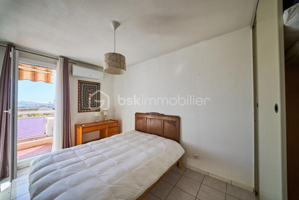 Dans une petite copropriété au calme à Toulon, nous vous proposons ce T2 lumineux avec balcon/terrasse et vue dégagée sur les toits, jusqu'à la mer.

L'appartement s'organise autour d'un séjour de 20,32 m2, prolongé par un balcon/terrasse équipé d'un store banne.
La cuisine séparée et aménagée dispose de son propre accès sur une petite loggia bien pratique pour l'étendage et pour l'électroménager.
La chambre dotée d'un grand placard aménagé ouvre elle aussi sur le balcon du salon et profite de la même vue.
Une salle d'eau et un wc indépendant viennent compléter les atouts de cet appartement.
Une cave vient finaliser le tout.

Important : Le ravalement de la copropriété est en cours et pris en charge par les Vendeurs actuels. Les parties communes sont propres.

Les points forts :
. Balcon/Terrasse avec store banne et vue dégagée et petit aperçu mer ;
. Climatisation réversible dans la pièce de vie et la chambre ;
. Double vitrage et volets roulants
. Cuisine séparée aménagée avec loggia de service
. Placard aménagé dans la chambre
. Cave

La location d'un garage ou d'une place de parking est possible dans l'impasse.

Une copropriété à taille humaine dans un quartier calme et résidentiel, à proximité immédiate des commerces, des écoles et des axes vers le centre ville et l'autoroute.
Le bien peut être vendu meublé.

N'hésitez pas à nous solliciter. Nous restons disponibles 7 jours sur 7 pour organiser les visites.