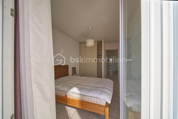 Dans une petite copropriété au calme à Toulon, nous vous proposons ce T2 lumineux avec balcon/terrasse et vue dégagée sur les toits, jusqu'à la mer.

L'appartement s'organise autour d'un séjour de 20,32 m2, prolongé par un balcon/terrasse équipé d'un store banne.
La cuisine séparée et aménagée dispose de son propre accès sur une petite loggia bien pratique pour l'étendage et pour l'électroménager.
La chambre dotée d'un grand placard aménagé ouvre elle aussi sur le balcon du salon et profite de la même vue.
Une salle d'eau et un wc indépendant viennent compléter les atouts de cet appartement.
Une cave vient finaliser le tout.

Important : Le ravalement de la copropriété est en cours et pris en charge par les Vendeurs actuels. Les parties communes sont propres.

Les points forts :
. Balcon/Terrasse avec store banne et vue dégagée et petit aperçu mer ;
. Climatisation réversible dans la pièce de vie et la chambre ;
. Double vitrage et volets roulants
. Cuisine séparée aménagée avec loggia de service
. Placard aménagé dans la chambre
. Cave

La location d'un garage ou d'une place de parking est possible dans l'impasse.

Une copropriété à taille humaine dans un quartier calme et résidentiel, à proximité immédiate des commerces, des écoles et des axes vers le centre ville et l'autoroute.
Le bien peut être vendu meublé.

N'hésitez pas à nous solliciter. Nous restons disponibles 7 jours sur 7 pour organiser les visites.