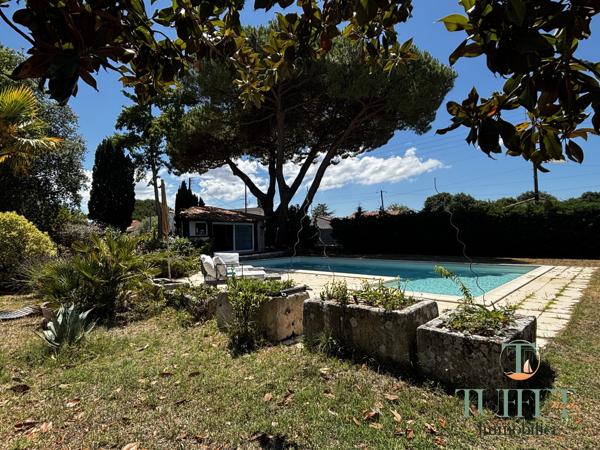 Terrain d'exception de 996 m2 avec piscine et pool house - 700 m du centre-ville