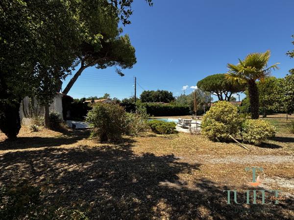 Terrain d'exception de 996 m2 avec piscine et pool house - 700 m du centre-ville