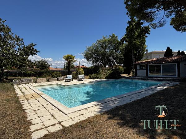 Terrain d'exception de 996 m2 avec piscine et pool house - 700 m du centre-ville