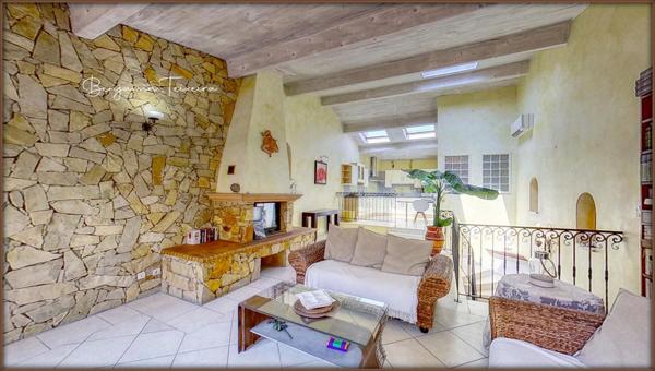 Maison Frejus 4 pièce(s) 110 m2 + double GARAGE - salon / cuisine, 3 chambres, 2 WC, salle d'eau