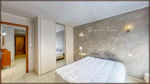 Maison Frejus 4 pièce(s) 110 m2 + double GARAGE - salon / cuisine, 3 chambres, 2 WC, salle d'eau