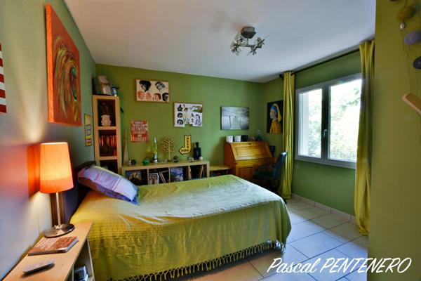 Volumes, lumière et sobriété énergétique : la maison familiale que vous attendiez à DECINES CHARPIEU (69)