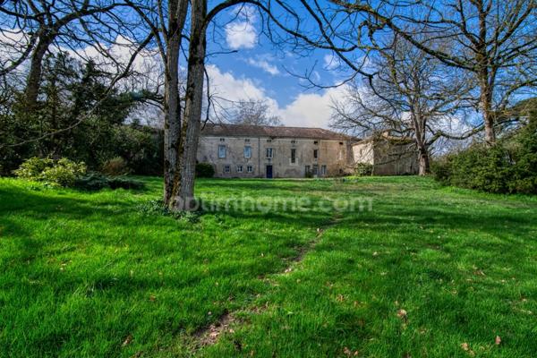 81100 - CASTRES - PROPRIÉTÉ D’EXCEPTION - PARC 5 HECTARES - 14 PIÈCES - ÉCURIE - DÉPENDANCES - PIGEONNIER