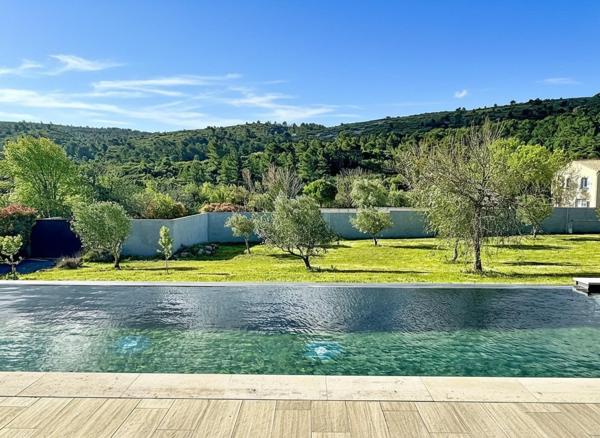 VILLA CONTEMPORAINE UNIQUE FACE A L'ALARIC