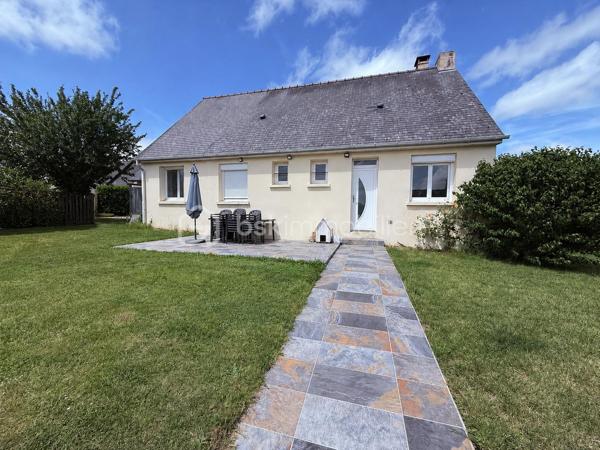 Située à Croissanville, à quelques minutes des commerces, écoles et gare de Mézidon, cette maison des années 80, entièrement de plain-pied offre un environnement calme sans pour autant être isolée. 
A l'intérieur vous trouverez : une entrée, une grande cuisine aménagée et équipée ouverte sur le séjour, une grande pièce de vie dotée d'un poêle à granulés, des WC indépendants, une buanderie, une salle d'eau refaite récemment et 4 chambres, comptabilisant au total une superficie de 101m2. 
Sur la parcelle de 550m2, une belle terrasse exposée plein sud permet de profiter pleinement des beaux jours. Un grand garage récent et un abri de jardin complètent l'ensemble. 

La maison est équipée de radiateurs électriques,d'un poêle à granulés, de menuiseries en PVC double vitrage, de volets roulants, d'une VMC double flux et est raccordée à la fibre. 

Idéale pour une vie de famille avec ses 4 chambres et sa vie de plain-pied, rare sur le secteur.