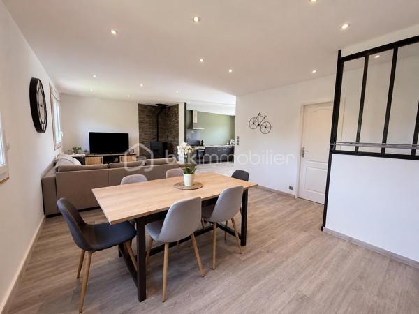 Située à Croissanville, à quelques minutes des commerces, écoles et gare de Mézidon, cette maison des années 80, entièrement de plain-pied offre un environnement calme sans pour autant être isolée. 
A l'intérieur vous trouverez : une entrée, une grande cuisine aménagée et équipée ouverte sur le séjour, une grande pièce de vie dotée d'un poêle à granulés, des WC indépendants, une buanderie, une salle d'eau refaite récemment et 4 chambres, comptabilisant au total une superficie de 101m2. 
Sur la parcelle de 550m2, une belle terrasse exposée plein sud permet de profiter pleinement des beaux jours. Un grand garage récent et un abri de jardin complètent l'ensemble. 

La maison est équipée de radiateurs électriques,d'un poêle à granulés, de menuiseries en PVC double vitrage, de volets roulants, d'une VMC double flux et est raccordée à la fibre. 

Idéale pour une vie de famille avec ses 4 chambres et sa vie de plain-pied, rare sur le secteur.