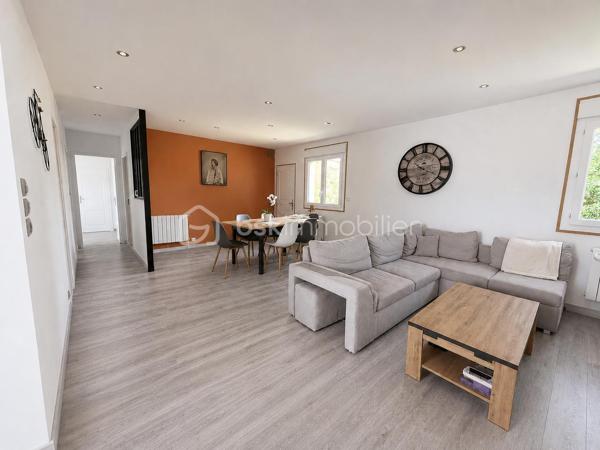 Située à Croissanville, à quelques minutes des commerces, écoles et gare de Mézidon, cette maison des années 80, entièrement de plain-pied offre un environnement calme sans pour autant être isolée. 
A l'intérieur vous trouverez : une entrée, une grande cuisine aménagée et équipée ouverte sur le séjour, une grande pièce de vie dotée d'un poêle à granulés, des WC indépendants, une buanderie, une salle d'eau refaite récemment et 4 chambres, comptabilisant au total une superficie de 101m2. 
Sur la parcelle de 550m2, une belle terrasse exposée plein sud permet de profiter pleinement des beaux jours. Un grand garage récent et un abri de jardin complètent l'ensemble. 

La maison est équipée de radiateurs électriques,d'un poêle à granulés, de menuiseries en PVC double vitrage, de volets roulants, d'une VMC double flux et est raccordée à la fibre. 

Idéale pour une vie de famille avec ses 4 chambres et sa vie de plain-pied, rare sur le secteur.