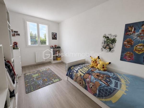 Située à Croissanville, à quelques minutes des commerces, écoles et gare de Mézidon, cette maison des années 80, entièrement de plain-pied offre un environnement calme sans pour autant être isolée. 
A l'intérieur vous trouverez : une entrée, une grande cuisine aménagée et équipée ouverte sur le séjour, une grande pièce de vie dotée d'un poêle à granulés, des WC indépendants, une buanderie, une salle d'eau refaite récemment et 4 chambres, comptabilisant au total une superficie de 101m2. 
Sur la parcelle de 550m2, une belle terrasse exposée plein sud permet de profiter pleinement des beaux jours. Un grand garage récent et un abri de jardin complètent l'ensemble. 

La maison est équipée de radiateurs électriques,d'un poêle à granulés, de menuiseries en PVC double vitrage, de volets roulants, d'une VMC double flux et est raccordée à la fibre. 

Idéale pour une vie de famille avec ses 4 chambres et sa vie de plain-pied, rare sur le secteur.