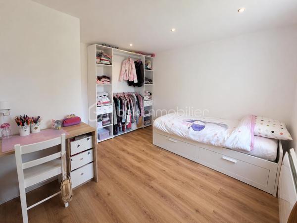 Située à Croissanville, à quelques minutes des commerces, écoles et gare de Mézidon, cette maison des années 80, entièrement de plain-pied offre un environnement calme sans pour autant être isolée. 
A l'intérieur vous trouverez : une entrée, une grande cuisine aménagée et équipée ouverte sur le séjour, une grande pièce de vie dotée d'un poêle à granulés, des WC indépendants, une buanderie, une salle d'eau refaite récemment et 4 chambres, comptabilisant au total une superficie de 101m2. 
Sur la parcelle de 550m2, une belle terrasse exposée plein sud permet de profiter pleinement des beaux jours. Un grand garage récent et un abri de jardin complètent l'ensemble. 

La maison est équipée de radiateurs électriques,d'un poêle à granulés, de menuiseries en PVC double vitrage, de volets roulants, d'une VMC double flux et est raccordée à la fibre. 

Idéale pour une vie de famille avec ses 4 chambres et sa vie de plain-pied, rare sur le secteur.