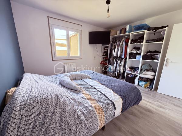 Située à Croissanville, à quelques minutes des commerces, écoles et gare de Mézidon, cette maison des années 80, entièrement de plain-pied offre un environnement calme sans pour autant être isolée. 
A l'intérieur vous trouverez : une entrée, une grande cuisine aménagée et équipée ouverte sur le séjour, une grande pièce de vie dotée d'un poêle à granulés, des WC indépendants, une buanderie, une salle d'eau refaite récemment et 4 chambres, comptabilisant au total une superficie de 101m2. 
Sur la parcelle de 550m2, une belle terrasse exposée plein sud permet de profiter pleinement des beaux jours. Un grand garage récent et un abri de jardin complètent l'ensemble. 

La maison est équipée de radiateurs électriques,d'un poêle à granulés, de menuiseries en PVC double vitrage, de volets roulants, d'une VMC double flux et est raccordée à la fibre. 

Idéale pour une vie de famille avec ses 4 chambres et sa vie de plain-pied, rare sur le secteur.