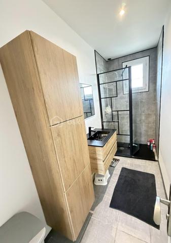Située à Croissanville, à quelques minutes des commerces, écoles et gare de Mézidon, cette maison des années 80, entièrement de plain-pied offre un environnement calme sans pour autant être isolée. 
A l'intérieur vous trouverez : une entrée, une grande cuisine aménagée et équipée ouverte sur le séjour, une grande pièce de vie dotée d'un poêle à granulés, des WC indépendants, une buanderie, une salle d'eau refaite récemment et 4 chambres, comptabilisant au total une superficie de 101m2. 
Sur la parcelle de 550m2, une belle terrasse exposée plein sud permet de profiter pleinement des beaux jours. Un grand garage récent et un abri de jardin complètent l'ensemble. 

La maison est équipée de radiateurs électriques,d'un poêle à granulés, de menuiseries en PVC double vitrage, de volets roulants, d'une VMC double flux et est raccordée à la fibre. 

Idéale pour une vie de famille avec ses 4 chambres et sa vie de plain-pied, rare sur le secteur.