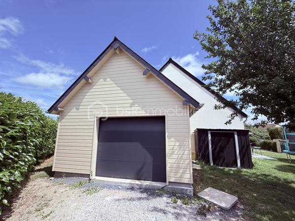 Située à Croissanville, à quelques minutes des commerces, écoles et gare de Mézidon, cette maison des années 80, entièrement de plain-pied offre un environnement calme sans pour autant être isolée. 
A l'intérieur vous trouverez : une entrée, une grande cuisine aménagée et équipée ouverte sur le séjour, une grande pièce de vie dotée d'un poêle à granulés, des WC indépendants, une buanderie, une salle d'eau refaite récemment et 4 chambres, comptabilisant au total une superficie de 101m2. 
Sur la parcelle de 550m2, une belle terrasse exposée plein sud permet de profiter pleinement des beaux jours. Un grand garage récent et un abri de jardin complètent l'ensemble. 

La maison est équipée de radiateurs électriques,d'un poêle à granulés, de menuiseries en PVC double vitrage, de volets roulants, d'une VMC double flux et est raccordée à la fibre. 

Idéale pour une vie de famille avec ses 4 chambres et sa vie de plain-pied, rare sur le secteur.