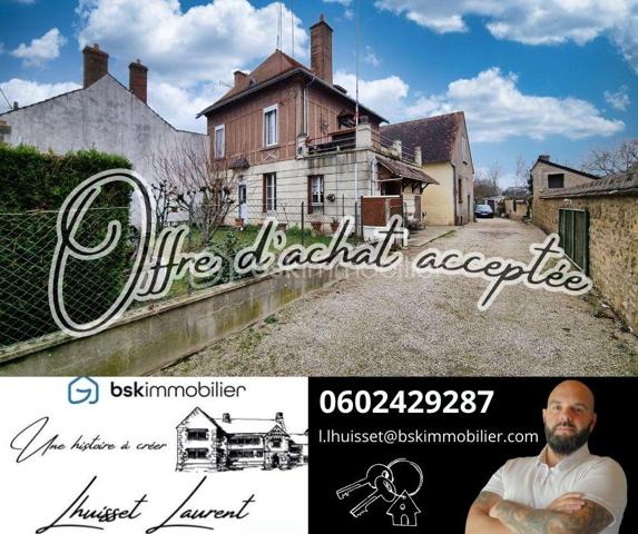 Deux habitations réunies en une copropriété familiale
RDC (64 m²) : une maison de plain-pied avec cuisine aménagée et équipée, séjour lumineux, chambre, salle d’eau, WC indépendant et cave.
Étage (121 m² au sol / 110 m² Carrez) : entrée, bureau, cuisine aménagée et équipée, salon/salle à manger avec cheminée, salle de bain
(douche + baignoire), buanderie, WC indépendant, 2 chambres et un grenier aménageable de 60 m² (25 m² Carrez). Une terrasse complète
cet espace.
Extérieurs et dépendances: Terrain clos de 1081 m² avec puit, Nombreuses dépendances (environ 200 m²) : cuisine d’été, volière, ateliers...,