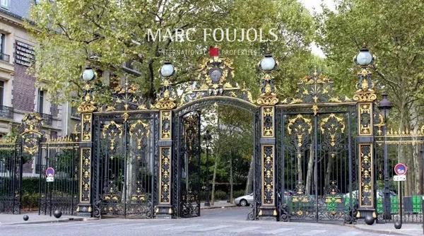 Paris VIII Parc Monceau dernier étage atypique