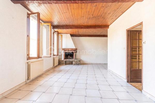*** SOUS COMPROMIS *** AU COEUR DE LA LOUBIÈRE *** T3/4 TRAVERSANT À RÉNOVER AVEC TERRASSE ***

C'est au coeur du quartier recherché de La Loubière, au calme d'une impasse, que se situe cet appartement au fort potentiel. 
Au premier et dernier étage d'une petite copropriété aux faibles charges et bien entretenue, ce bien traversant Sud/Nord, actuellement aménagé en T3, offre de multiples solutions de réagencement et notamment la possibilité de créer une troisième chambre.

Vous apprécierez l'exposition plein Sud de la terrasse de plus de 25m2 (actuellement fermée mais possibilité de ré-ouvrir), l'actuel salon/séjour de près de 35m2 avec cheminée et belle hauteur sous plafond, les volumes généreux des pièces, les rangements, le calme et la proximité de toutes commodités (écoles, commerces, centre-ville, parc...).

Quelque soit votre projet, ce bien saura s'adapter et se laisser transformer ! Il n'attend que vous pour une nouvelle vie !
Contactez-moi rapidement pour organiser une visite !

*** Possibilité d’acquérir, en sus, un appartement T2 sur le même palier ***