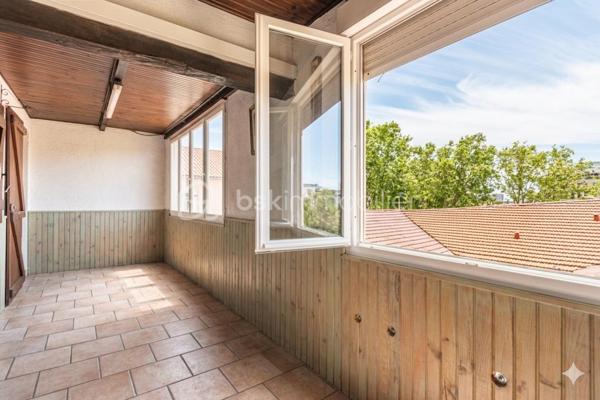 *** SOUS COMPROMIS *** AU COEUR DE LA LOUBIÈRE *** T3/4 TRAVERSANT À RÉNOVER AVEC TERRASSE ***

C'est au coeur du quartier recherché de La Loubière, au calme d'une impasse, que se situe cet appartement au fort potentiel. 
Au premier et dernier étage d'une petite copropriété aux faibles charges et bien entretenue, ce bien traversant Sud/Nord, actuellement aménagé en T3, offre de multiples solutions de réagencement et notamment la possibilité de créer une troisième chambre.

Vous apprécierez l'exposition plein Sud de la terrasse de plus de 25m2 (actuellement fermée mais possibilité de ré-ouvrir), l'actuel salon/séjour de près de 35m2 avec cheminée et belle hauteur sous plafond, les volumes généreux des pièces, les rangements, le calme et la proximité de toutes commodités (écoles, commerces, centre-ville, parc...).

Quelque soit votre projet, ce bien saura s'adapter et se laisser transformer ! Il n'attend que vous pour une nouvelle vie !
Contactez-moi rapidement pour organiser une visite !

*** Possibilité d’acquérir, en sus, un appartement T2 sur le même palier ***