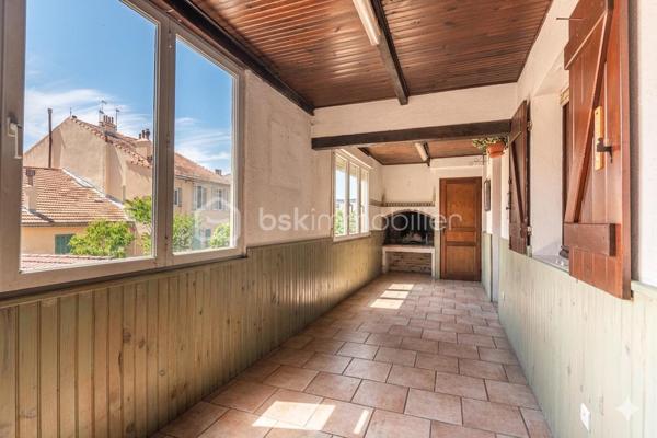 *** SOUS COMPROMIS *** AU COEUR DE LA LOUBIÈRE *** T3/4 TRAVERSANT À RÉNOVER AVEC TERRASSE ***

C'est au coeur du quartier recherché de La Loubière, au calme d'une impasse, que se situe cet appartement au fort potentiel. 
Au premier et dernier étage d'une petite copropriété aux faibles charges et bien entretenue, ce bien traversant Sud/Nord, actuellement aménagé en T3, offre de multiples solutions de réagencement et notamment la possibilité de créer une troisième chambre.

Vous apprécierez l'exposition plein Sud de la terrasse de plus de 25m2 (actuellement fermée mais possibilité de ré-ouvrir), l'actuel salon/séjour de près de 35m2 avec cheminée et belle hauteur sous plafond, les volumes généreux des pièces, les rangements, le calme et la proximité de toutes commodités (écoles, commerces, centre-ville, parc...).

Quelque soit votre projet, ce bien saura s'adapter et se laisser transformer ! Il n'attend que vous pour une nouvelle vie !
Contactez-moi rapidement pour organiser une visite !

*** Possibilité d’acquérir, en sus, un appartement T2 sur le même palier ***