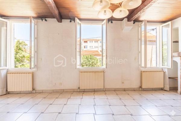 *** SOUS COMPROMIS *** AU COEUR DE LA LOUBIÈRE *** T3/4 TRAVERSANT À RÉNOVER AVEC TERRASSE ***

C'est au coeur du quartier recherché de La Loubière, au calme d'une impasse, que se situe cet appartement au fort potentiel. 
Au premier et dernier étage d'une petite copropriété aux faibles charges et bien entretenue, ce bien traversant Sud/Nord, actuellement aménagé en T3, offre de multiples solutions de réagencement et notamment la possibilité de créer une troisième chambre.

Vous apprécierez l'exposition plein Sud de la terrasse de plus de 25m2 (actuellement fermée mais possibilité de ré-ouvrir), l'actuel salon/séjour de près de 35m2 avec cheminée et belle hauteur sous plafond, les volumes généreux des pièces, les rangements, le calme et la proximité de toutes commodités (écoles, commerces, centre-ville, parc...).

Quelque soit votre projet, ce bien saura s'adapter et se laisser transformer ! Il n'attend que vous pour une nouvelle vie !
Contactez-moi rapidement pour organiser une visite !

*** Possibilité d’acquérir, en sus, un appartement T2 sur le même palier ***