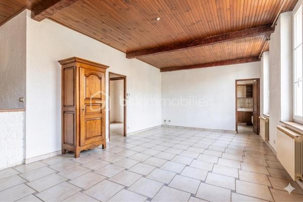 *** SOUS COMPROMIS *** AU COEUR DE LA LOUBIÈRE *** T3/4 TRAVERSANT À RÉNOVER AVEC TERRASSE ***

C'est au coeur du quartier recherché de La Loubière, au calme d'une impasse, que se situe cet appartement au fort potentiel. 
Au premier et dernier étage d'une petite copropriété aux faibles charges et bien entretenue, ce bien traversant Sud/Nord, actuellement aménagé en T3, offre de multiples solutions de réagencement et notamment la possibilité de créer une troisième chambre.

Vous apprécierez l'exposition plein Sud de la terrasse de plus de 25m2 (actuellement fermée mais possibilité de ré-ouvrir), l'actuel salon/séjour de près de 35m2 avec cheminée et belle hauteur sous plafond, les volumes généreux des pièces, les rangements, le calme et la proximité de toutes commodités (écoles, commerces, centre-ville, parc...).

Quelque soit votre projet, ce bien saura s'adapter et se laisser transformer ! Il n'attend que vous pour une nouvelle vie !
Contactez-moi rapidement pour organiser une visite !

*** Possibilité d’acquérir, en sus, un appartement T2 sur le même palier ***