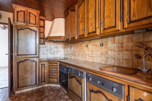 *** SOUS COMPROMIS *** AU COEUR DE LA LOUBIÈRE *** T3/4 TRAVERSANT À RÉNOVER AVEC TERRASSE ***

C'est au coeur du quartier recherché de La Loubière, au calme d'une impasse, que se situe cet appartement au fort potentiel. 
Au premier et dernier étage d'une petite copropriété aux faibles charges et bien entretenue, ce bien traversant Sud/Nord, actuellement aménagé en T3, offre de multiples solutions de réagencement et notamment la possibilité de créer une troisième chambre.

Vous apprécierez l'exposition plein Sud de la terrasse de plus de 25m2 (actuellement fermée mais possibilité de ré-ouvrir), l'actuel salon/séjour de près de 35m2 avec cheminée et belle hauteur sous plafond, les volumes généreux des pièces, les rangements, le calme et la proximité de toutes commodités (écoles, commerces, centre-ville, parc...).

Quelque soit votre projet, ce bien saura s'adapter et se laisser transformer ! Il n'attend que vous pour une nouvelle vie !
Contactez-moi rapidement pour organiser une visite !

*** Possibilité d’acquérir, en sus, un appartement T2 sur le même palier ***