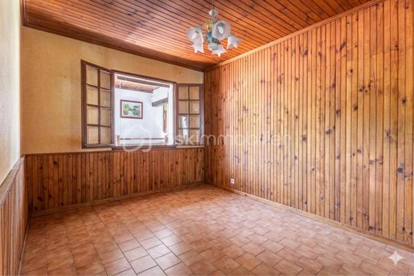 *** SOUS COMPROMIS *** AU COEUR DE LA LOUBIÈRE *** T3/4 TRAVERSANT À RÉNOVER AVEC TERRASSE ***

C'est au coeur du quartier recherché de La Loubière, au calme d'une impasse, que se situe cet appartement au fort potentiel. 
Au premier et dernier étage d'une petite copropriété aux faibles charges et bien entretenue, ce bien traversant Sud/Nord, actuellement aménagé en T3, offre de multiples solutions de réagencement et notamment la possibilité de créer une troisième chambre.

Vous apprécierez l'exposition plein Sud de la terrasse de plus de 25m2 (actuellement fermée mais possibilité de ré-ouvrir), l'actuel salon/séjour de près de 35m2 avec cheminée et belle hauteur sous plafond, les volumes généreux des pièces, les rangements, le calme et la proximité de toutes commodités (écoles, commerces, centre-ville, parc...).

Quelque soit votre projet, ce bien saura s'adapter et se laisser transformer ! Il n'attend que vous pour une nouvelle vie !
Contactez-moi rapidement pour organiser une visite !

*** Possibilité d’acquérir, en sus, un appartement T2 sur le même palier ***