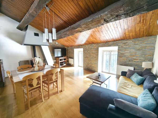 Immeuble  140m2  (T2+T4) + forêt