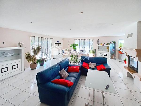 Propriété avec villa de 224 m² + dépendances sur un terrain de 3700 m² - 7 chambres, terrasses, piscine, vue panoramique.